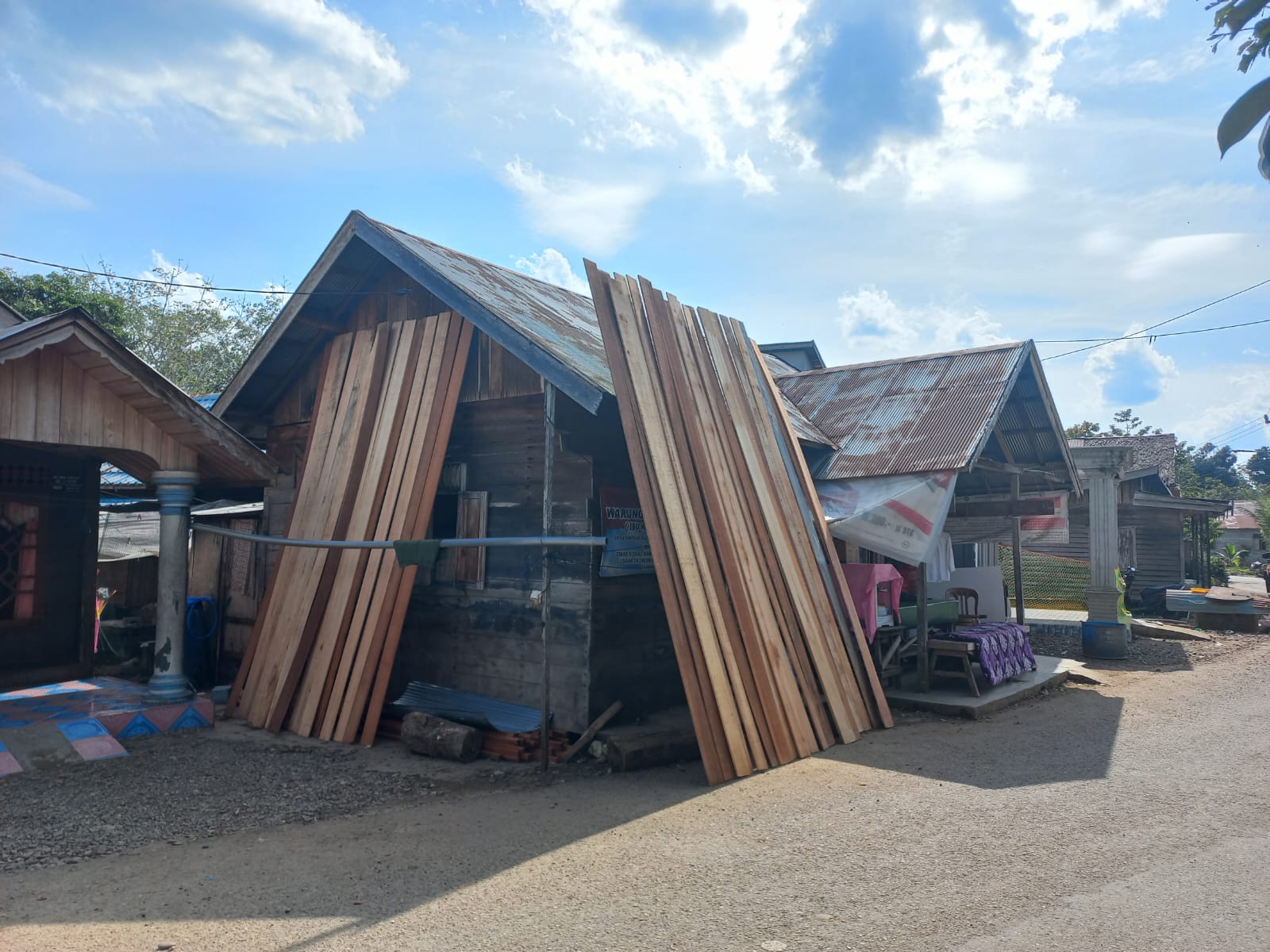 BERPROSES: Perbaikan rumah terdampak banjir bandang di Kecamatan Tebing Tinggi, Kabupaten Balangan terus berprogres. (M Dirga / Radar Banjarmasin)