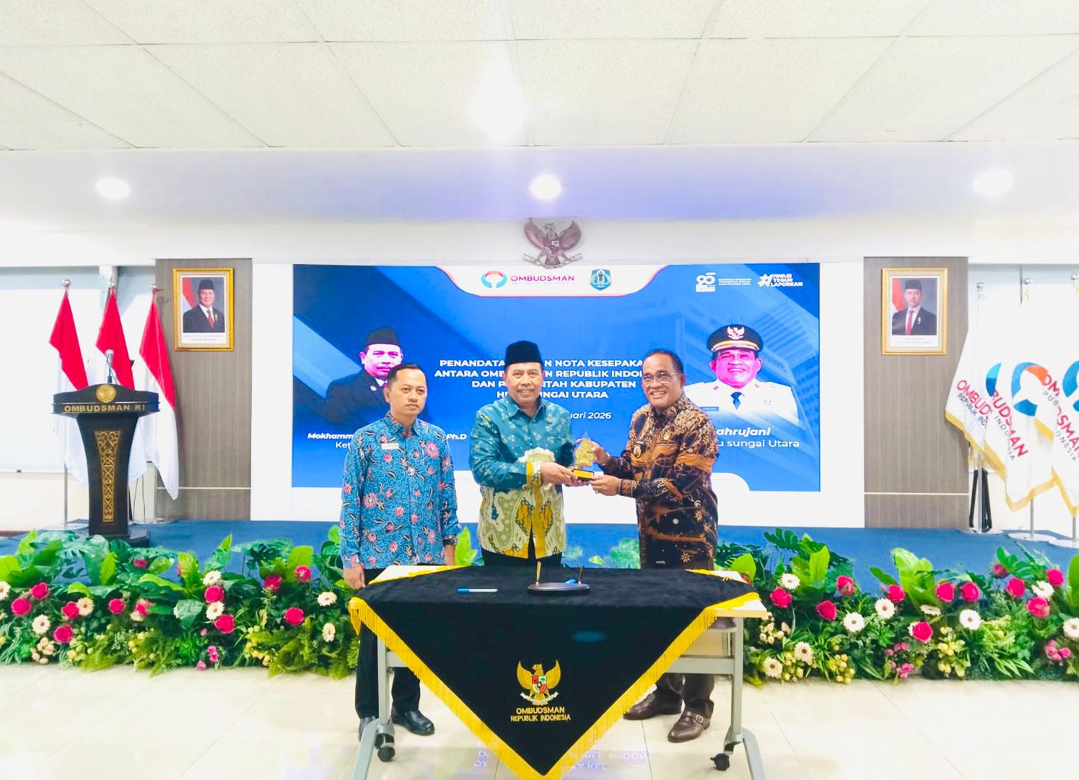 HADIR:Bupati Kabupaten HSU, H Sahrujani foto bersama usai teken Nota Kesepakatan dengan Ombudsman RI di Aula Gedung Ombudsman RI, Jakarta, Selasa (27/1/2026).