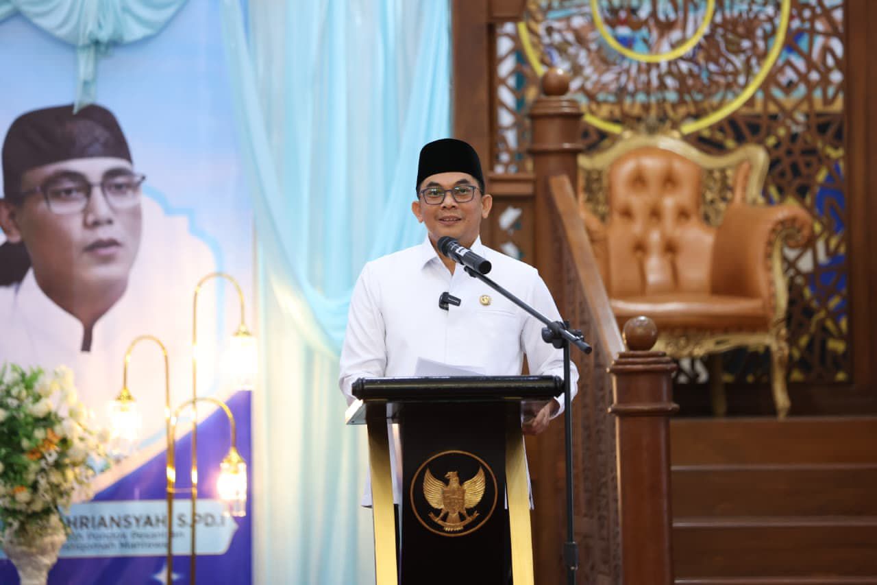 SAMBUTAN: Bupati Tanah Bumbu, Andi Rudi Latif, memberikan sambutan pada peringatan Isra Mikraj di Masjid Agung Nurussalam, Batulicin.