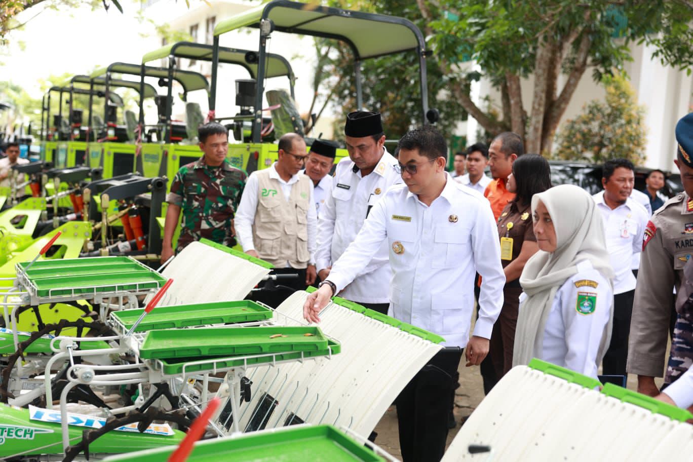 TINJAU:Bupati Kabupaten Tanah Bumbu Andi Rudi Latif meninjau alat dan mesin pertanian (alsintan) pra panen dan pasca panen yang diserahkan kepada Brigade Pangan di Batulicin.