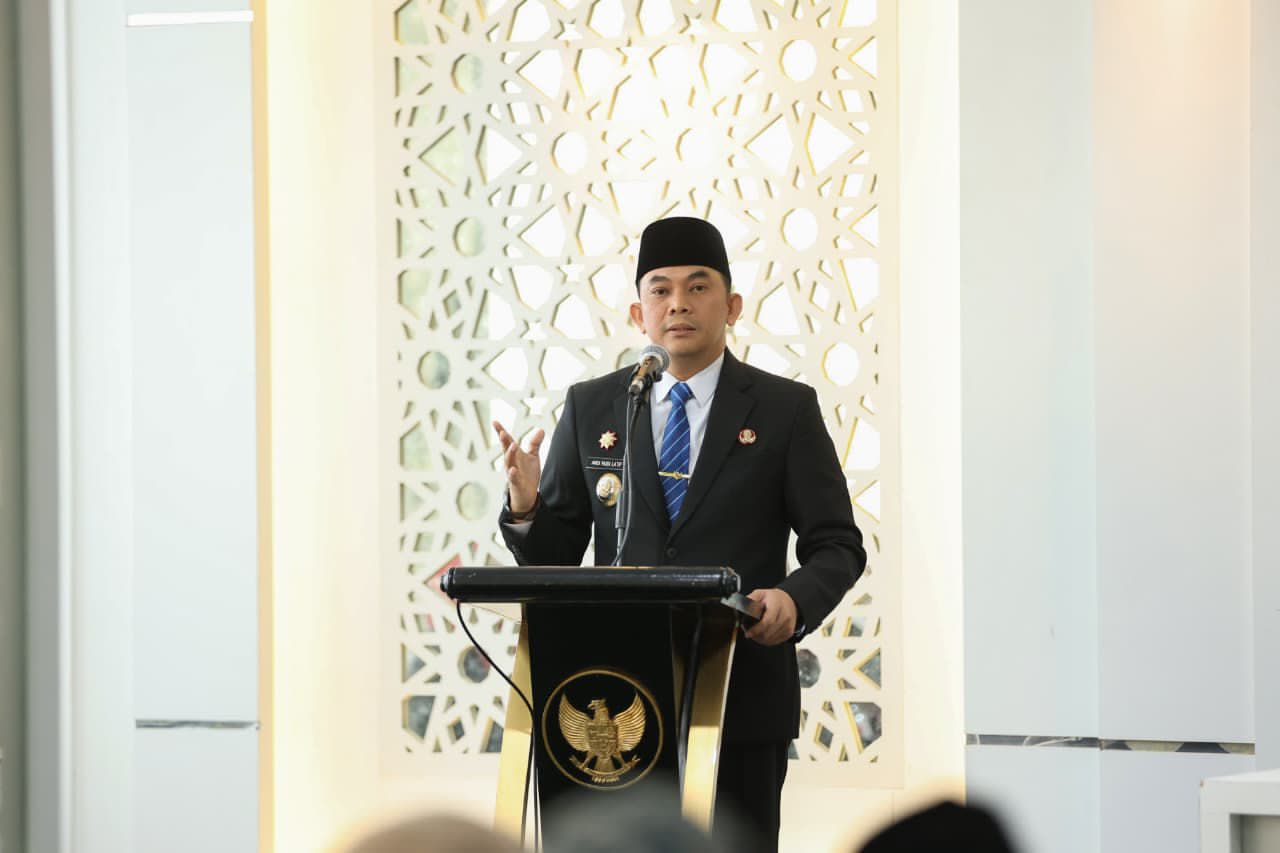 PELANTIKAN: Bupati Tanah Bumbu Andi Rudi Latif melantik 12 pejabat administrasi dan pengawas di Batulicin.