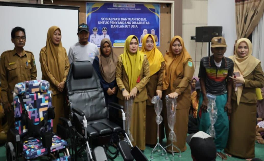 PENYALURAN:Petugas Dinas Sosial Tanah Bumbu menyalurkan bantuan sosial kepada penyandang disabilitas dan lansia di Batulicin.