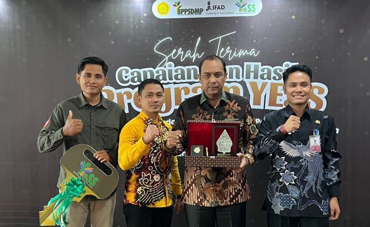 PENGHARGAAN:Kepala DKPP Kabupaten Tanah Bumbu, Andi Anwar Sadat menerima penghargaan pada kegiatan Serah Terima Hasil dan Capaian Program Youth Entrepreneurship and Employment Support Services (YESS).