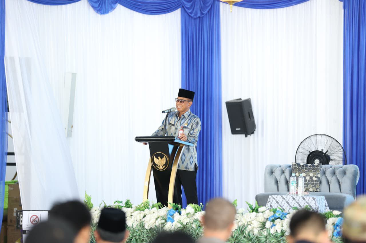 SAMBUTAN: Staf Ahli Bupati Tanah Bumbu H. Deny Haryanto menyampaikan sambutan saat membuka Parenting Akbar Wali Murid 2026 di Batulicin, Sabtu (24/1/2026).