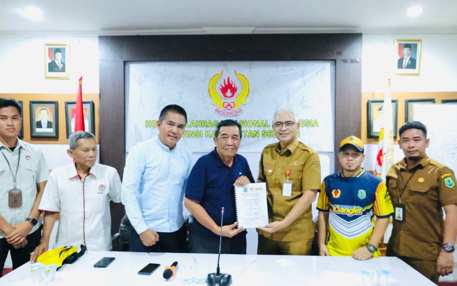 MOMEN:Wabup HSU, Iwan Alabio menyerahkan berkas kesiapan Kabupaten HSU sebagai calon tuan rumah Pekan Olahraga Provinsi (Porprov) Kalsel XIII2029 ke KONI Kalsel di Banjarmasin.