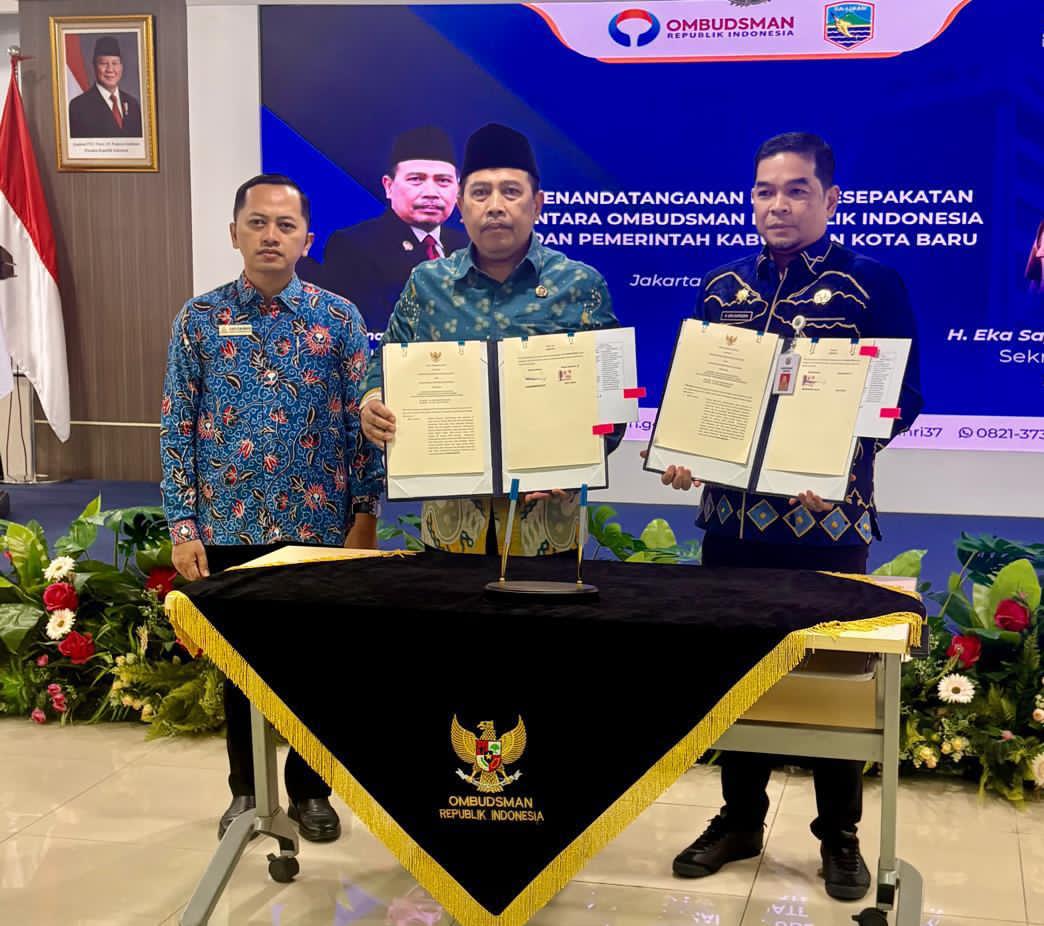 KERJA SAMA:Bersama perwakilan Ombusman RI, Sekda Kotabaru, Eka Syafrudin memperlihatkan surat yang kerja sama yang telah ditandatangani.