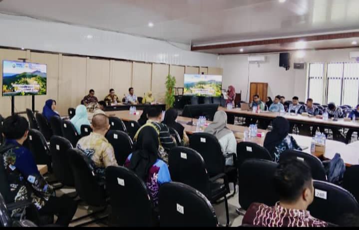 DISKUSI:Saat berlangsungnya diskusi di Aula Lantai 3 Kantor Bapperida Kotabaru.