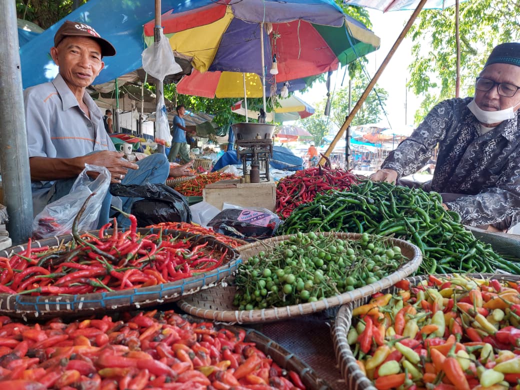 BAHAN POKOK: Harga cabai mengalami kenaikan di pasar tradisional Barabai. (Foto: Jamaluddin/Radar Banjarmasin).