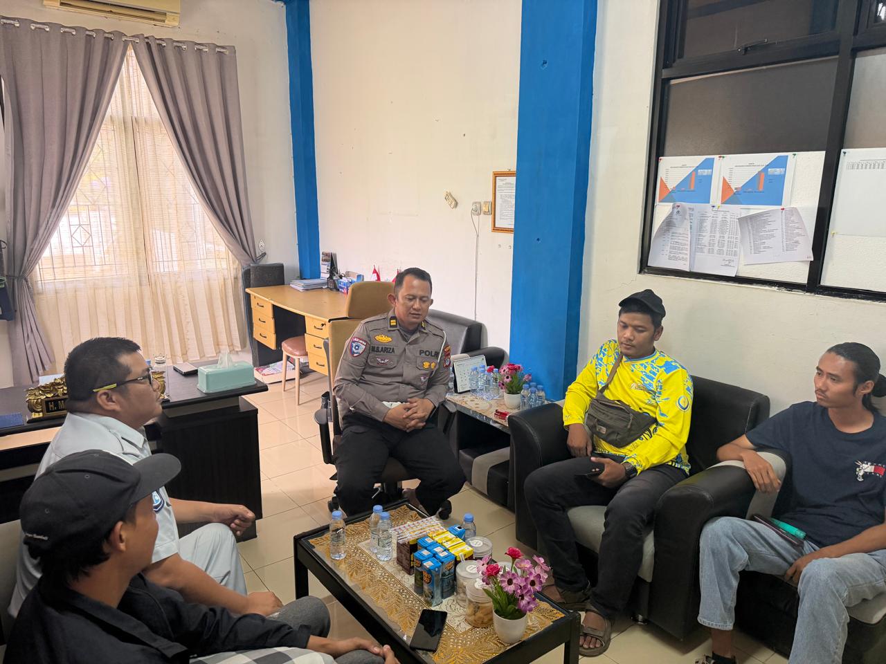 DISKUSI: Kanit Regident Sat Lantas Polres Tapin Iptu MS Ariza berdiskusi dengan Jasa Raharja dan wartawan diruangannya, terkait rencana merchant. Foto Sat Lantas For Radar Banjarmasin