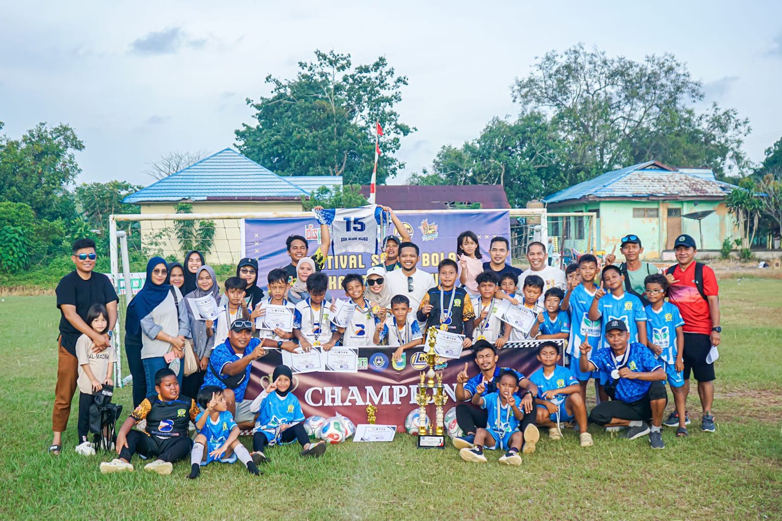 Pemain dan ofisial SSB Alam Hijau Banjarmasin merayakan gelar juara Festival Sepak Bola U11 Askab Tanah Laut 2026 usai menundukkan SSB Balitra BJB dengan skor 3-1 di Lapangan Pantai Harapan Takisung,