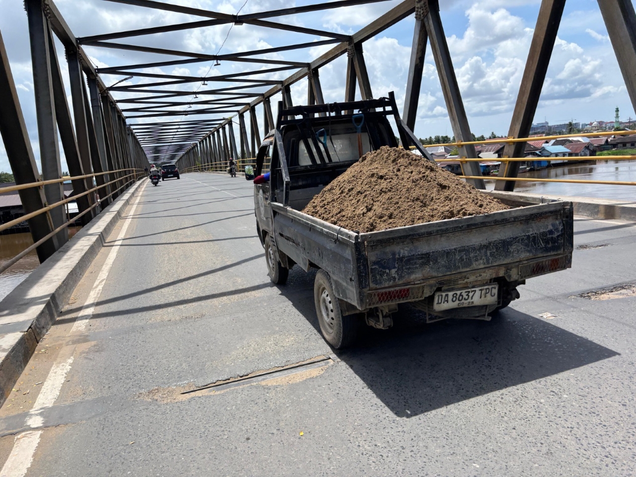 TIDAK MULUS: Jalan di Jembatan Banua Anyar Banjarmasin tampak berlubang.