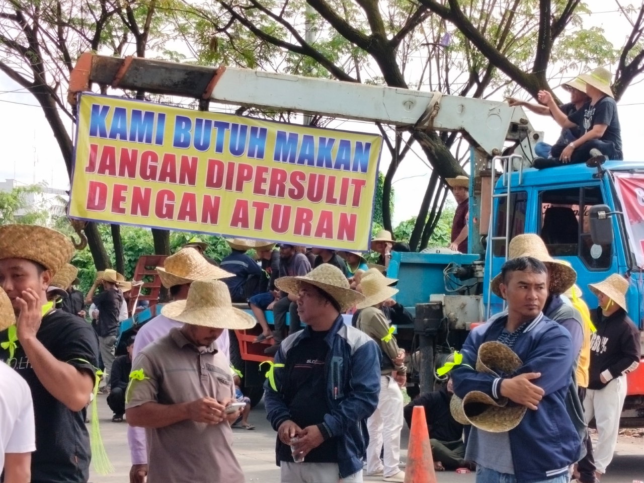SAMPAIKAN ASPIRASI: Ratusan massa yang tergabung dalam Ikatan Kapal Sungai dan Danau (IKASUDA) Kalimantan Selatan-Kalimantan Tengah, unjuk rasa di Kantor KSOP Kelas I Banjarmasin, Senin (26/1).