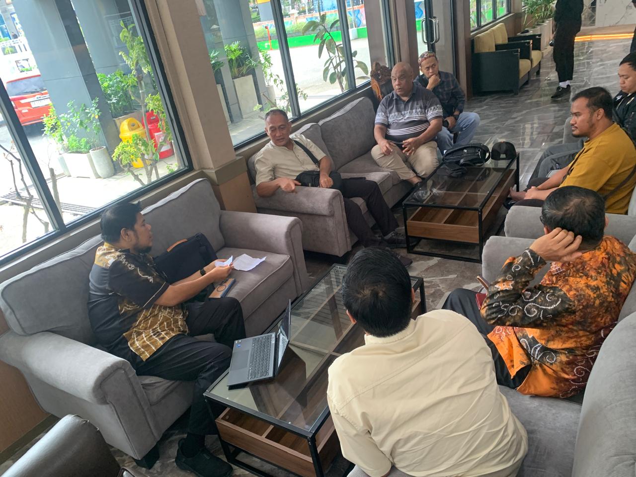Sejumlah perwakilan pedagang Sentra Antasari menyampaikan keluhan soal penagihan retribusi kepada Anggota DPRD Kota Banjarmasin, Selasa (27/1/2026).