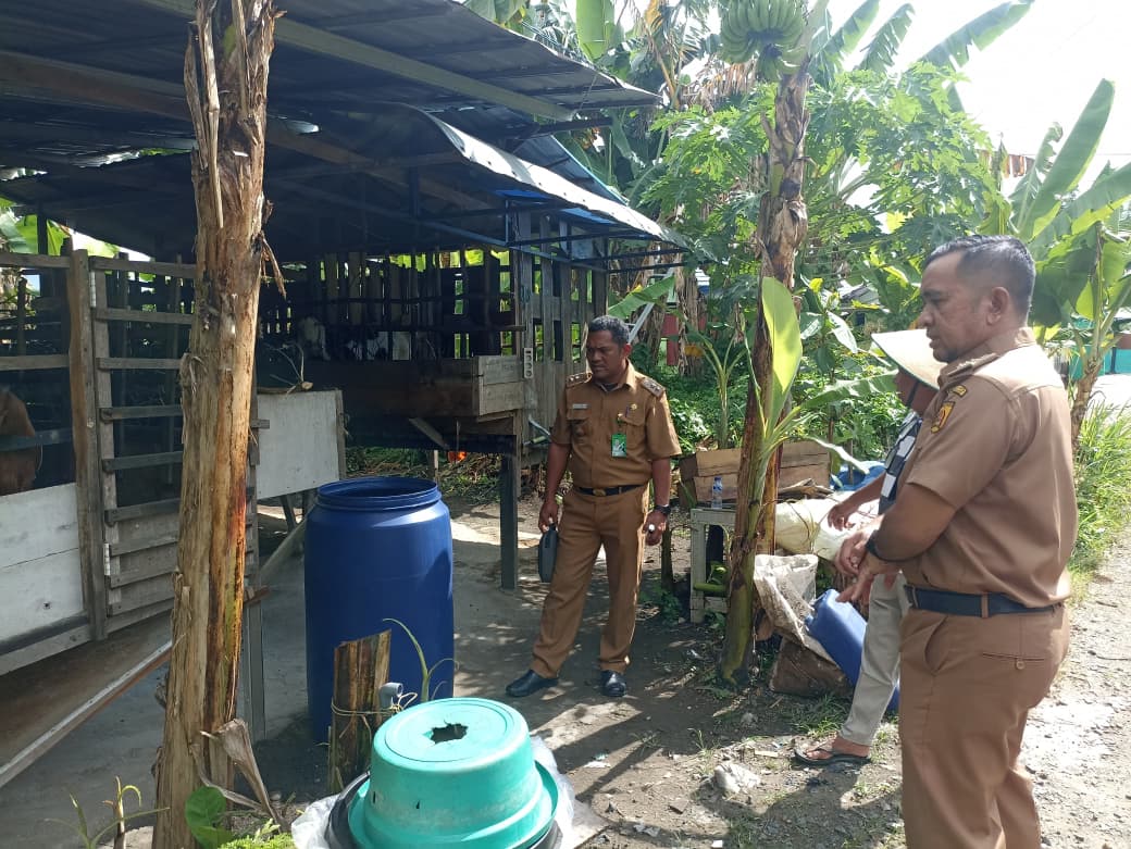 Keluhan warga terkait bau tidak sedap dari kandang kambing di Guntung Paikat mendorong Camat Banjarbaru Selatan turun langsung ke lokasi.