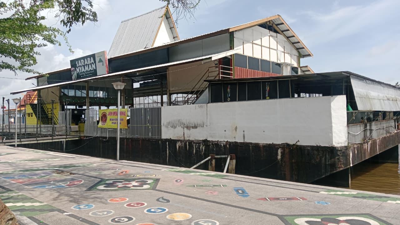 Resto apung di atas tongkang depan Balai Kota Banjarmasin akan direlokasi karena dinilai mengganggu pemandangan.