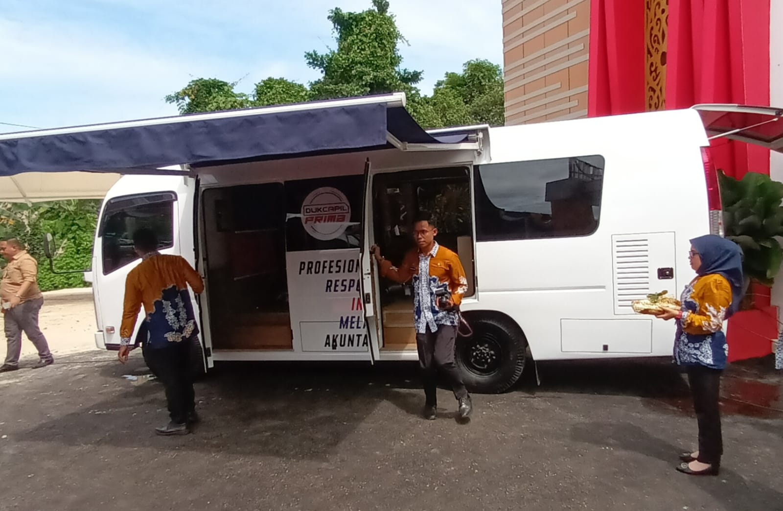 Mobil layanan keliling milik Disdukcapil Tabalong yang siap melayani masyarakat hingga ke desa
