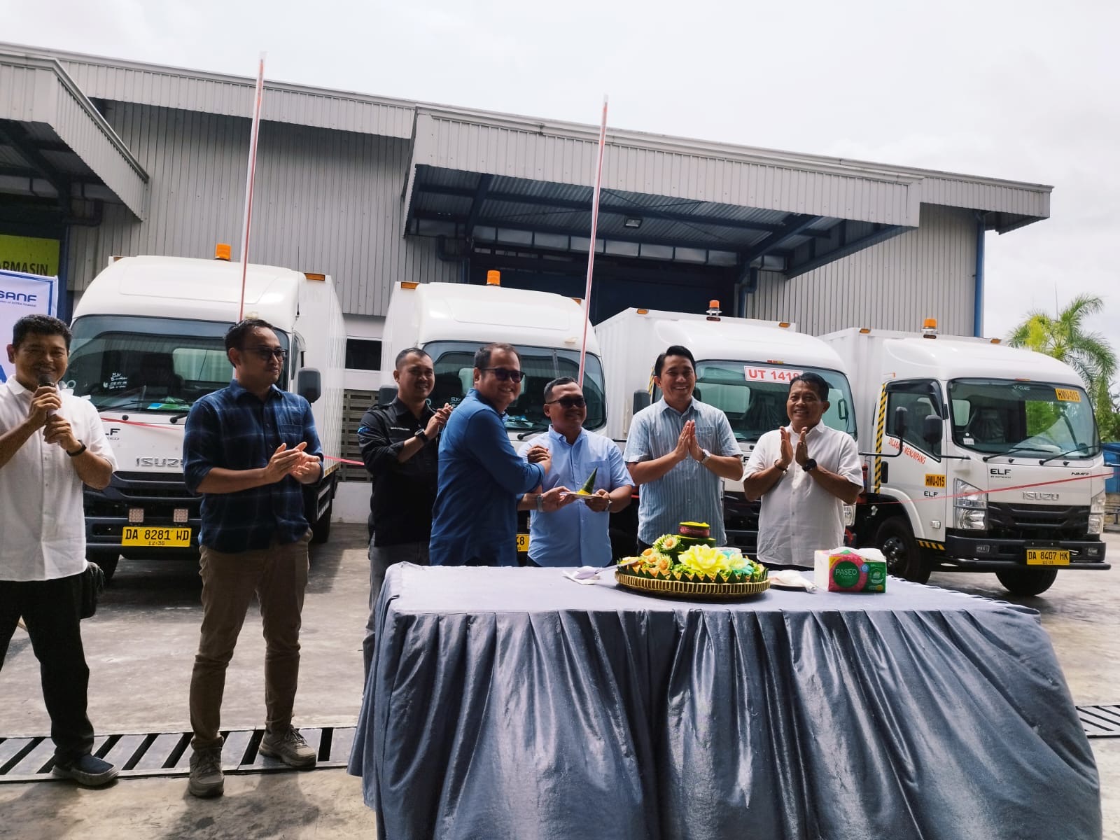 POTONG TUMPENG: Branch Manager Selog Banjarmasin Randy Kundiarto memotong tumpeng pada syukuran Reguler Trip distribusi spare parts Kalimantan area bersama PT United Tractors.