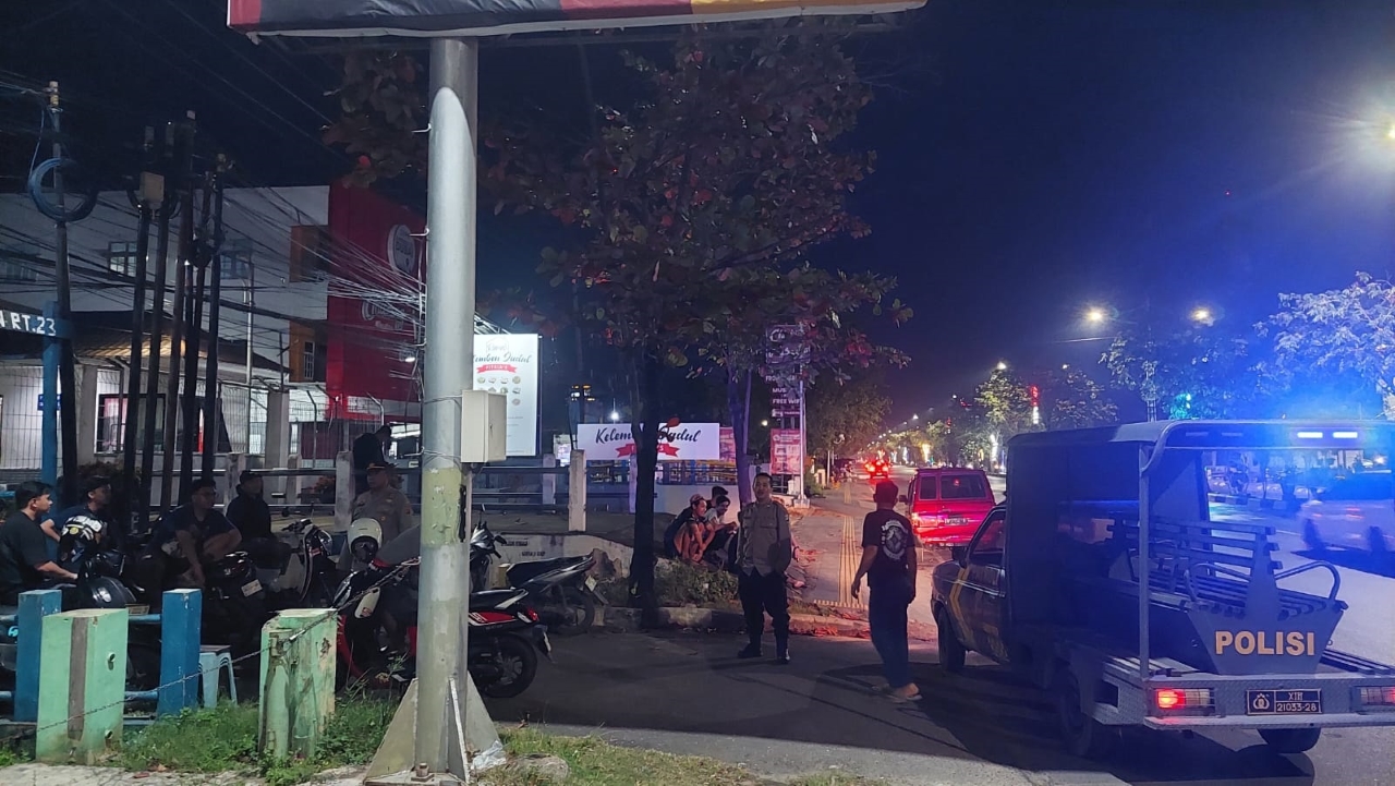 PATROLI: Personel Polsek Banjarmasin Timur, menyisiri kawasan Jalan A Yani Km 5 dan 6 Banjarmasin.