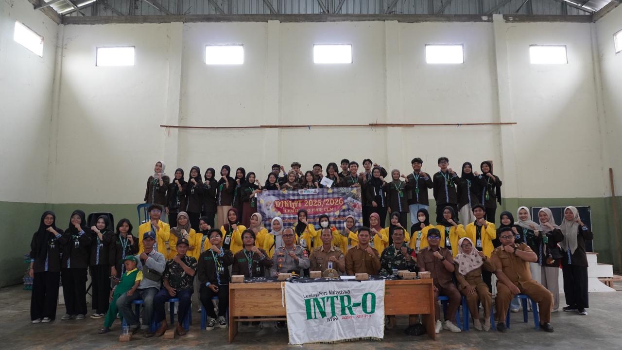 FOTO BERSAMA: Peserta, panitia, dan pembina LPM INTR-O berfoto bersama warga Desa Jelapat II usai rangkaian DIKLAT jurnalistik lapangan 2025/2026.
