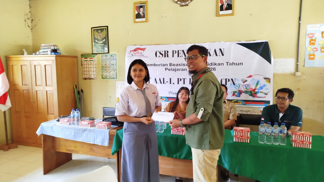 SIMBOLIS:Perwakilan PT Astra Agro Lestari menyerahkan beasiswa Program Astra Cerdas kepada salah satu siswa berprestasi.