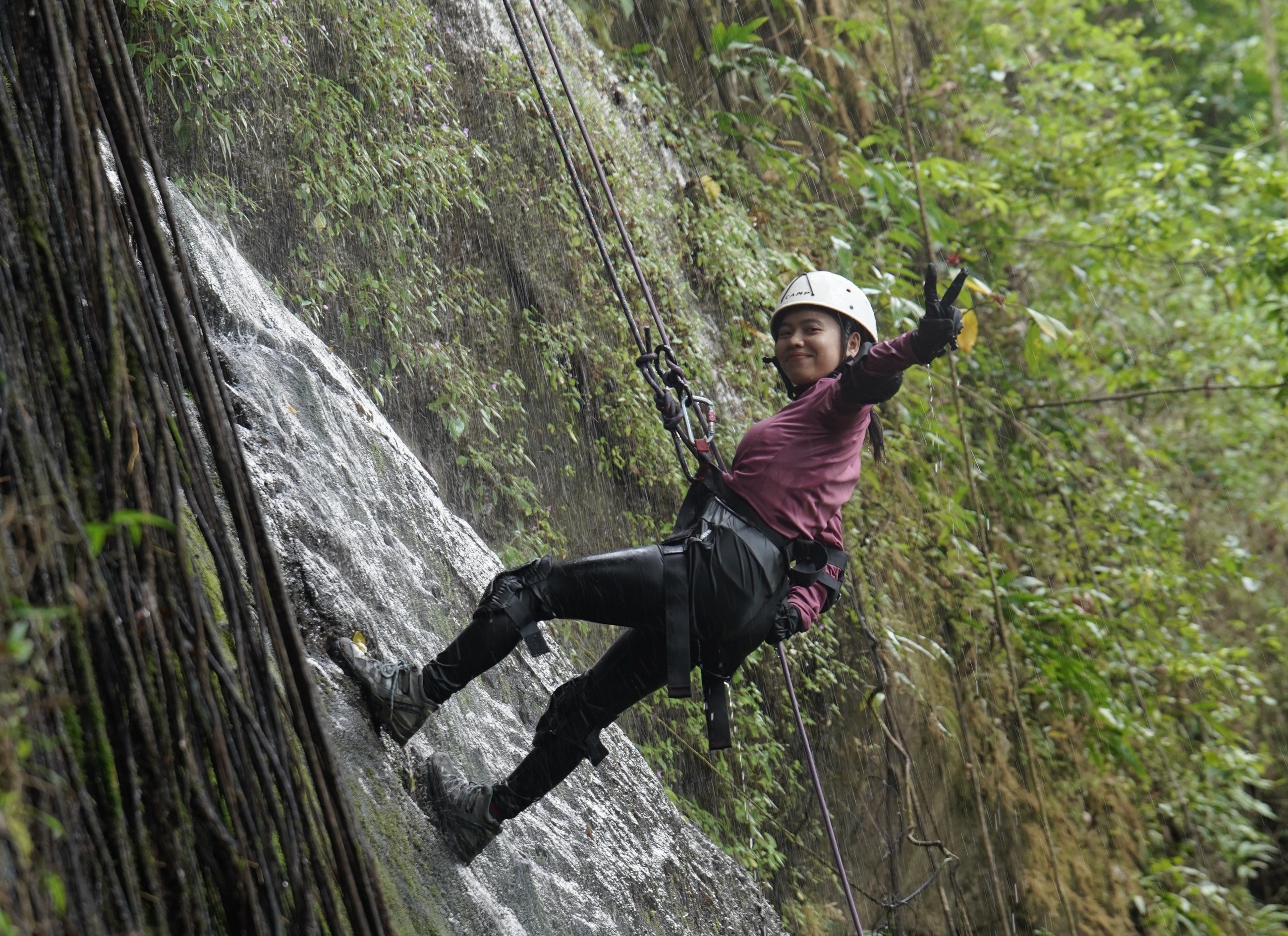 OUTDOOR: Nadya saat mengikuti kegiatan outdoor. Ia menjadikan hobi petualangan sebagai ladang usaha di dunia outbound ekstrem.
