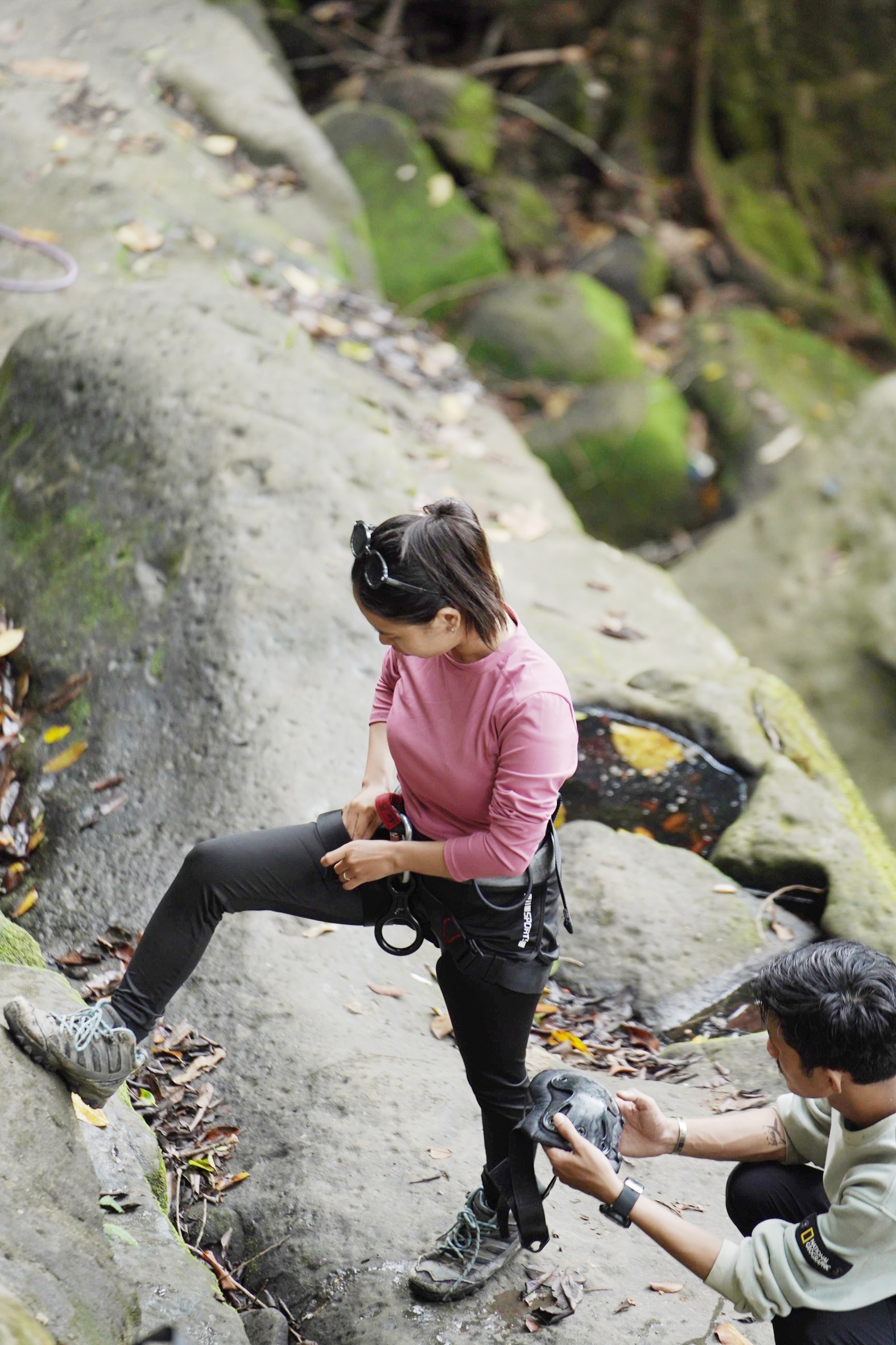 EKSTREM: Nadya menjadikan hobi petualangan sebagai ladang usaha di dunia outbound ekstrem.