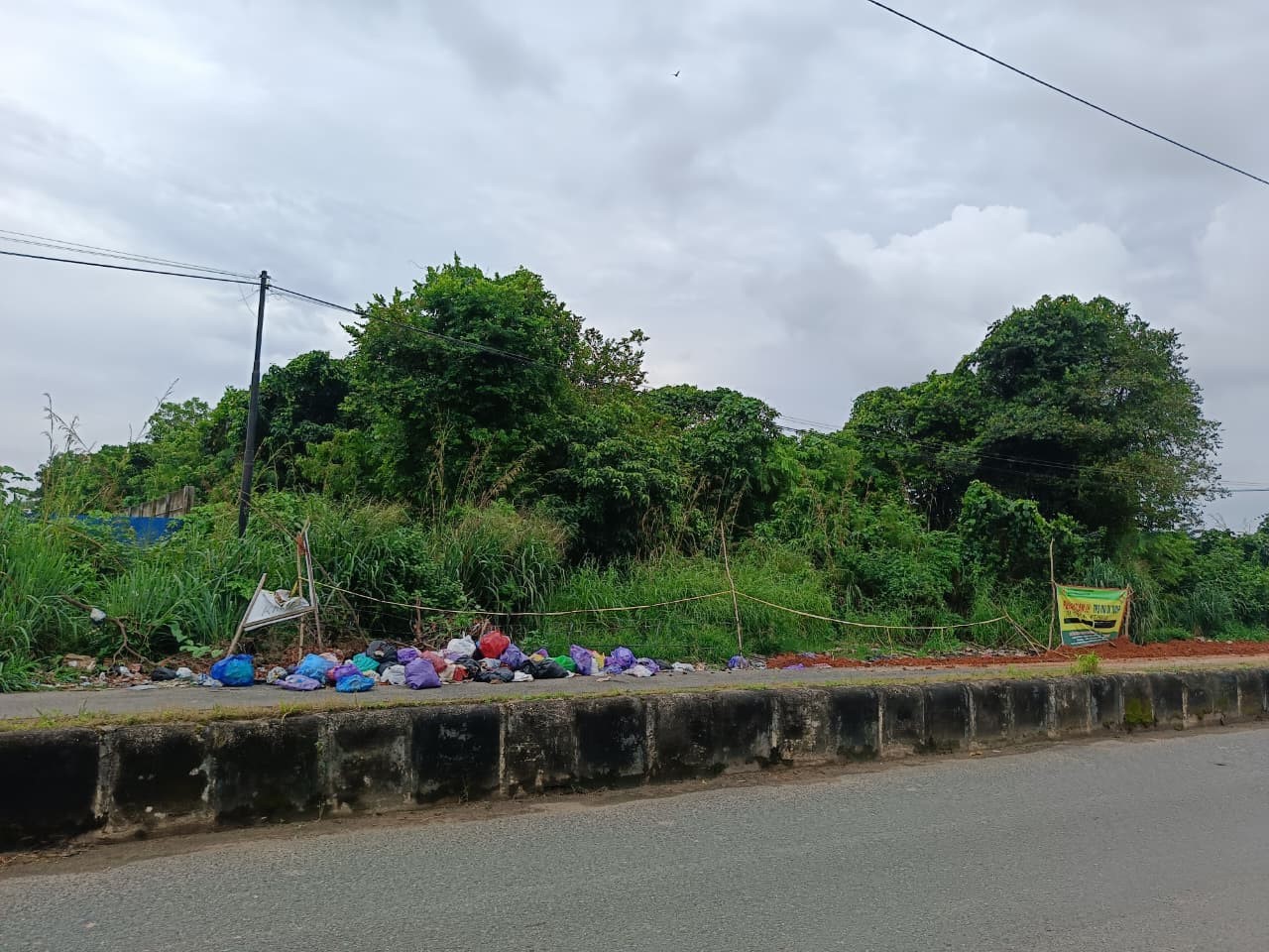 Sampah masih dibuang masyarakat sekitar meski TPS sudah ditutup oleh dlh Banjarbaru (Sheilla/ Radar Banjarmasin)