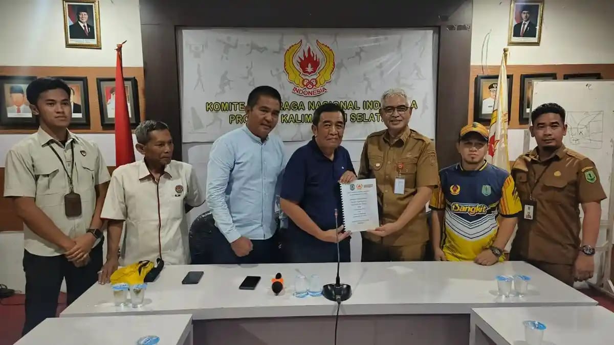 Ketua KONI Hulu Sungai Utara Hero Setiawan bersama jajaran pengurus menyerahkan berkas pendaftaran calon tuan rumah Porprov Kalsel 2029 kepada KONI Kalimantan Selatan di Banjarmasin, Selasa (27/1/2026