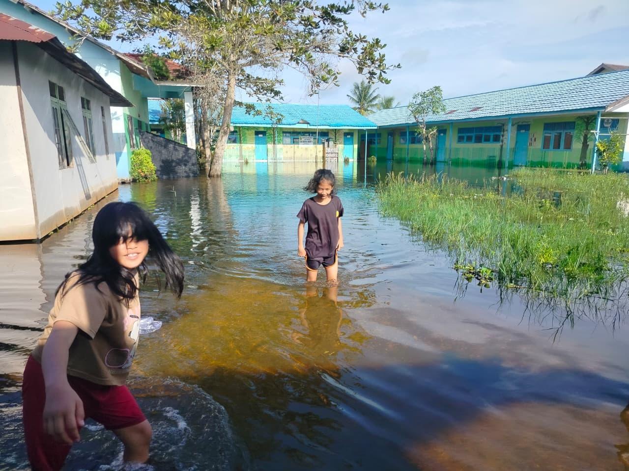 Kondisi salah satu sekolah dasar di bantaran sungai di Banjarmasin yang tergenang air. Dinas Pendidikan mencatat 113 SD terdampak banjir berulang, bahkan sebagian terpaksa menerapkan pembelajaran jara