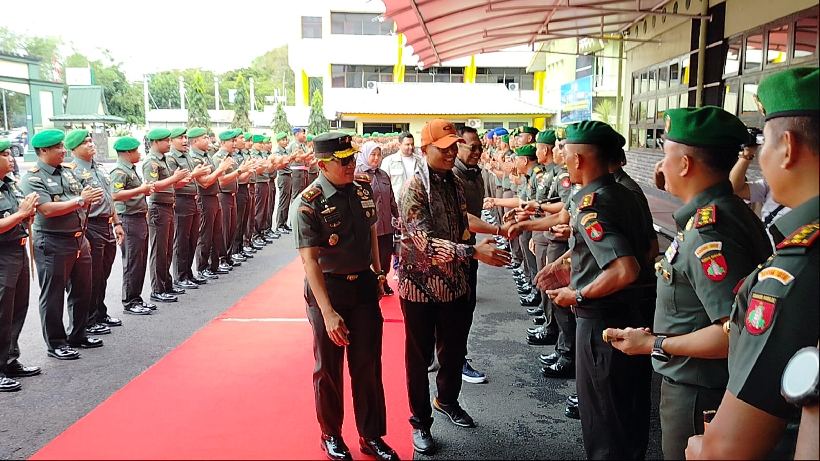 KUNJUNGAN KERJA: Tim Komisi I DPR RI disambut jajaran korem saat tiba di Markas Korem 101/Antasari, Banjarmasin.//Maulana