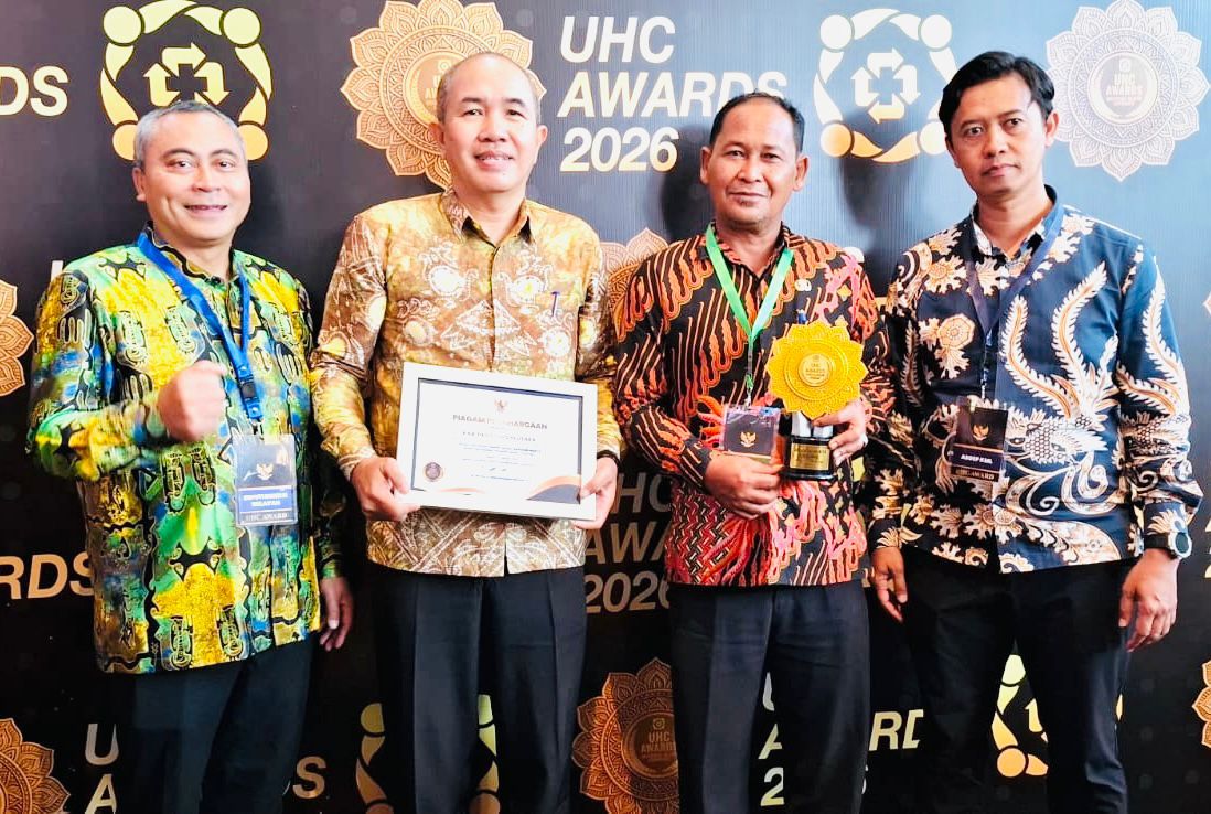 PRESTASI:Pemkab HSU sabet UHC Award yang diterima Sugeng Riyadi (dua kanan), Staf Ahli Bupati mewakili Bupati HSU H Sahrujani, Selasa (27/1/2026) di Jakarta International Expo (JIExpo) Kemayoran.