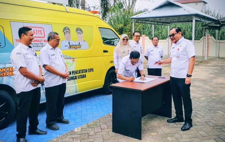 MOMEN:Kepada Disdukcapil HSU, Tony Fitriady, memimpin penandatanganan Perjanjian Kinerja bagi pejabat struktural di lingkungan Disdukcapil HSU, Rabu (28/1/2026).
