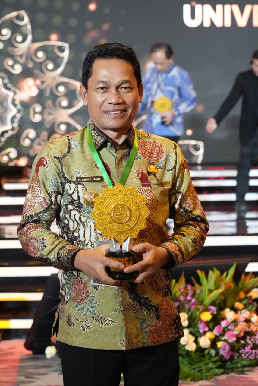 PRESTASI:Bupati Balangan Abdul Hadi memperlihatkan piagam penghargaan UHC Utama dari BPJS Kesehatan yang diterima Pemkab Balangan dalam acara Penganugerahan UHC Awards 2026.