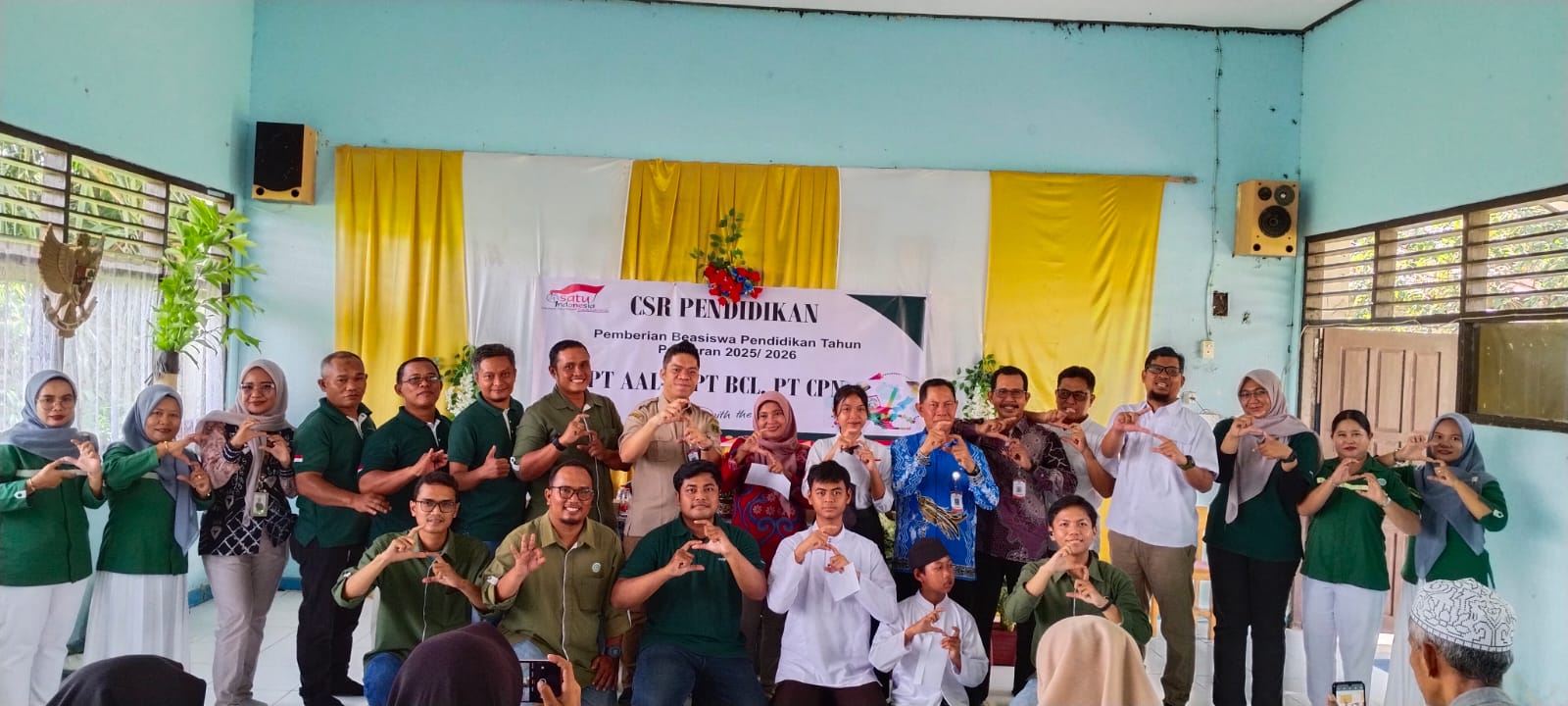 KONTRIBUSI:PT Astra Agro Lestari mewujudkan komitmennya mengembangkan pendidikan dengan menyalurkan beasiswa pendidikan Program Astra Cerdas.