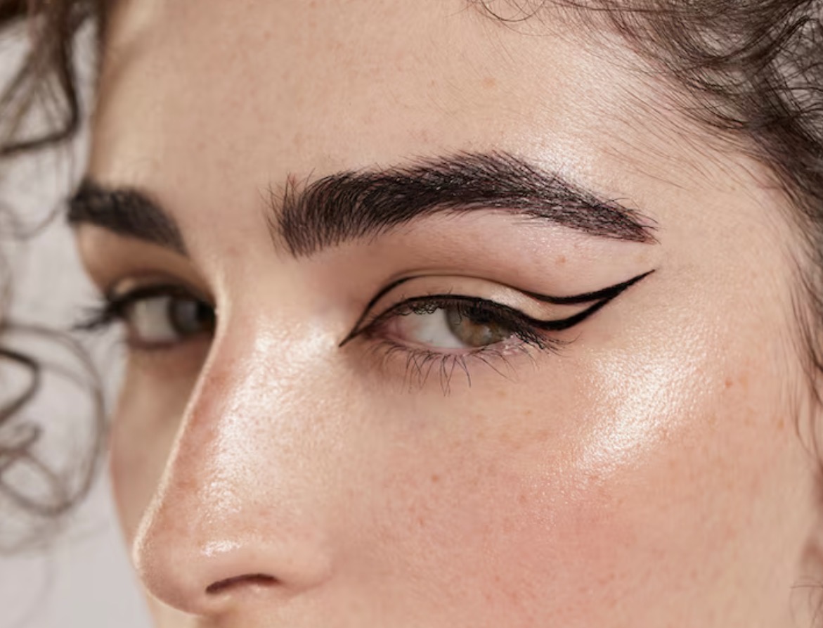 DRAMATIS: Eyeliner dibuat untuk mempertegas riasan mata agar lebih dramatis. (Foto: Freepik)
