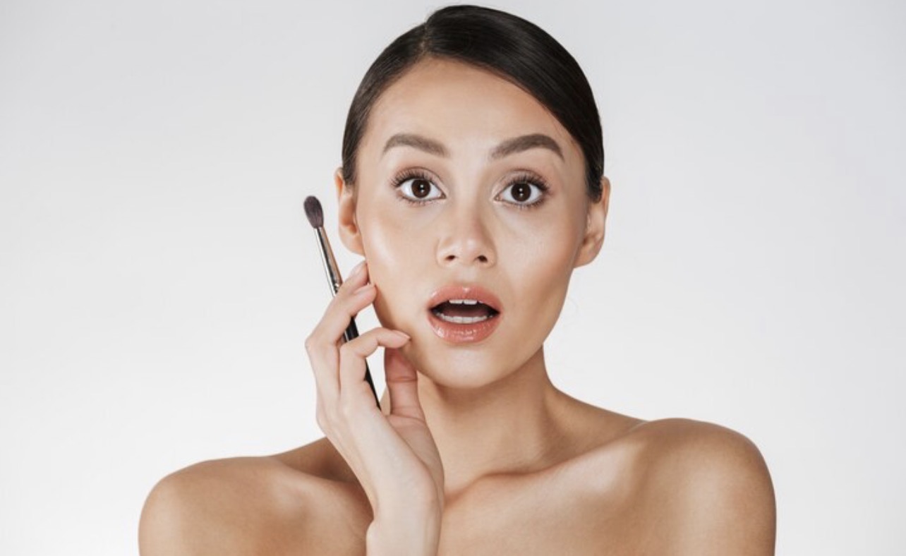 BERLEBIHAN: Alih-alih natural, teknik makeup yang kurang tepat membuat riasan jadi tak alami. (Foto: Freepik)