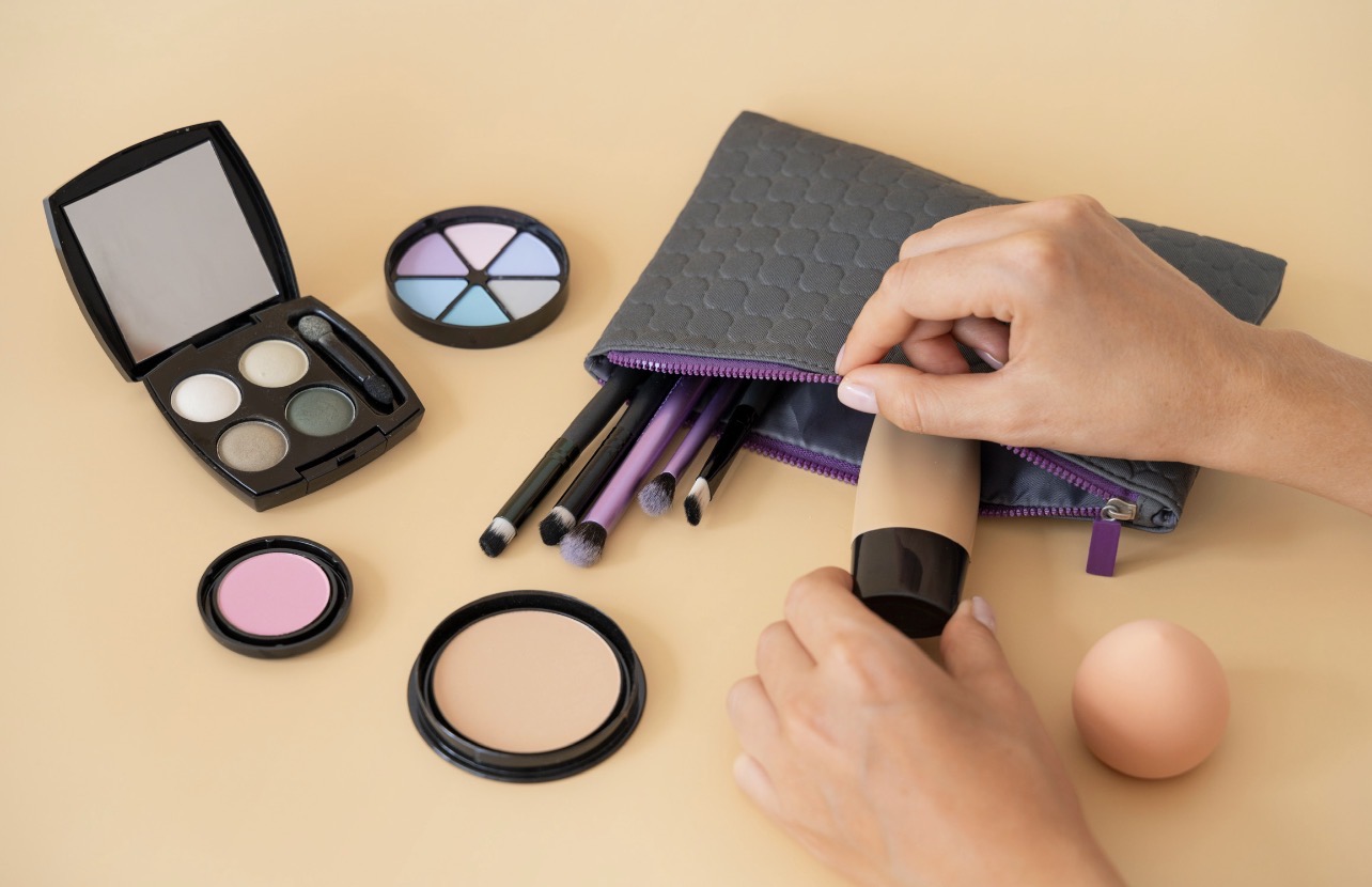 GESIT: Makeup multifungsi membantu memangkas waktu merias sehingga lebih gesit. (Foto: Freepik)