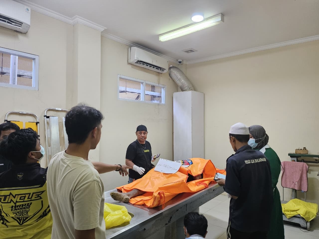 TANPA IDENTITAS: Jasad korban dibawa ke kamar pemulasaraan jenazah RSUD Ulin Banjarmasin.