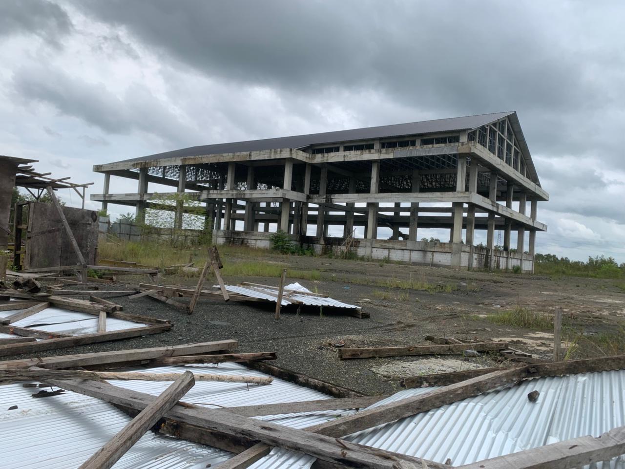 TAK TERAWAT: Pembangunan Mal Pelayanan Publik (MPP) di Batulicin yang masih dalam tahap struktur beton. Pembangunan kembali dilanjutkan tahun ini. (Foto: Zulqarnain/Radar Banjarmasin)