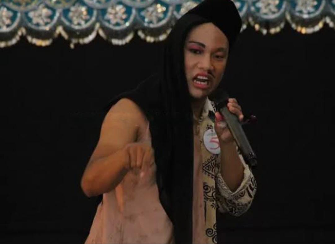 TEATER MONOLOG: Kesenian Bapandung saat dipentaskan oleh seorang penutur yang disebut Pamandungan.