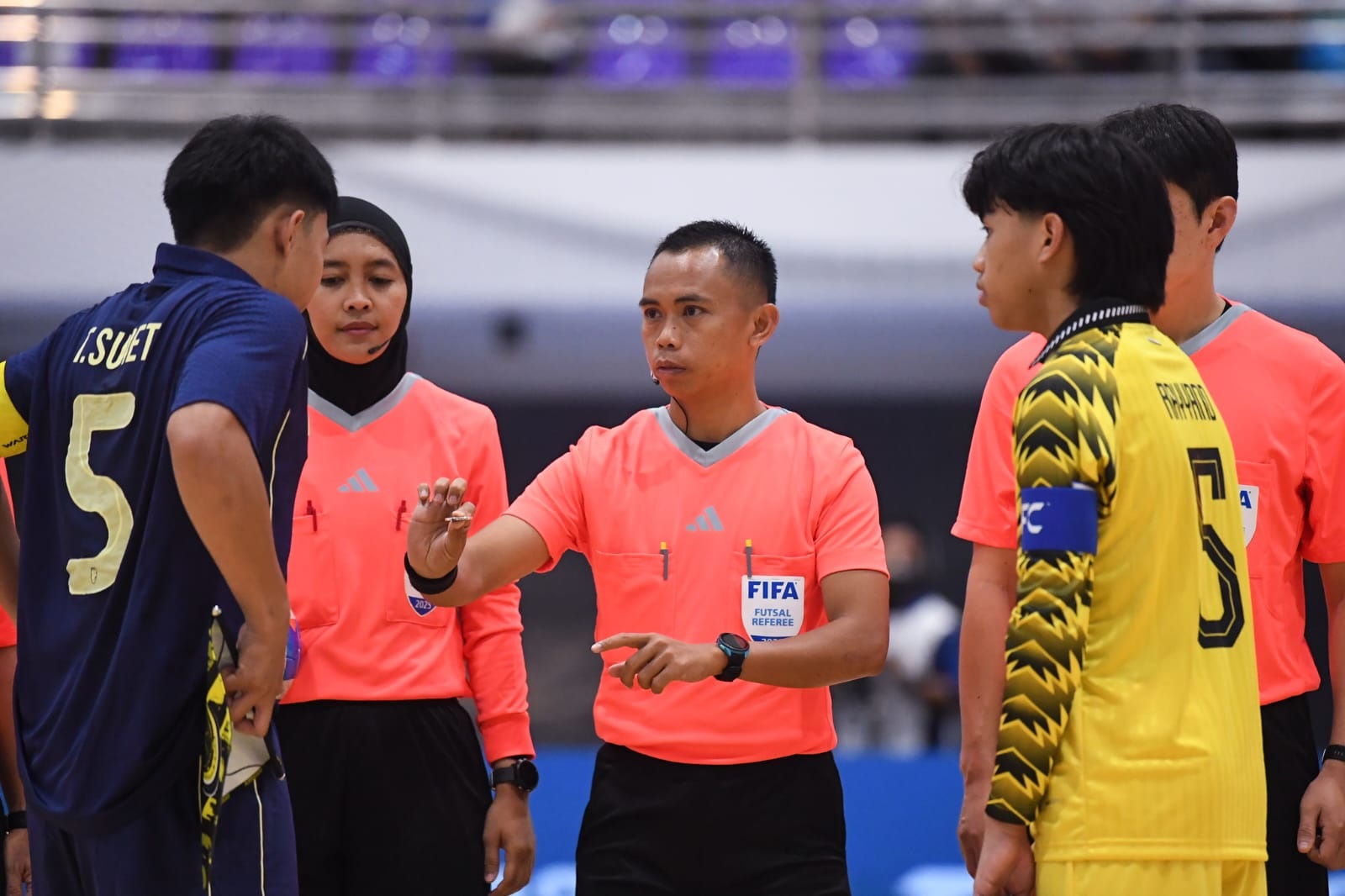 WASIT INTERNASIONAL: Wasit futsal Indonesia berseragam pengadil pertandingan memimpin laga di ajang internasional AFC Futsal Asian Cup 2026 di Jakarta.( Timnas Futsal)