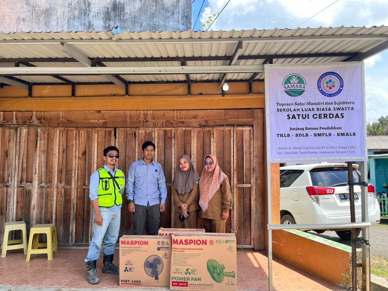 SERAHKAN BANTUAN: Perwakilan PAMA Site ARIA menyerahkan hibah kipas angin dan printer kepada pihak SLB Swasta Satui, Senin (12/1/2026).