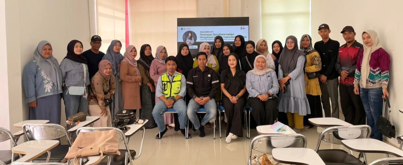 KELAS UMKM: Pelaku UMKM binaan PAMA ARIA dan Arutmin Satui foto bersama usai mengikuti Kelas UMKM Zero Waste di Satui Community Center, Rabu (21/1).