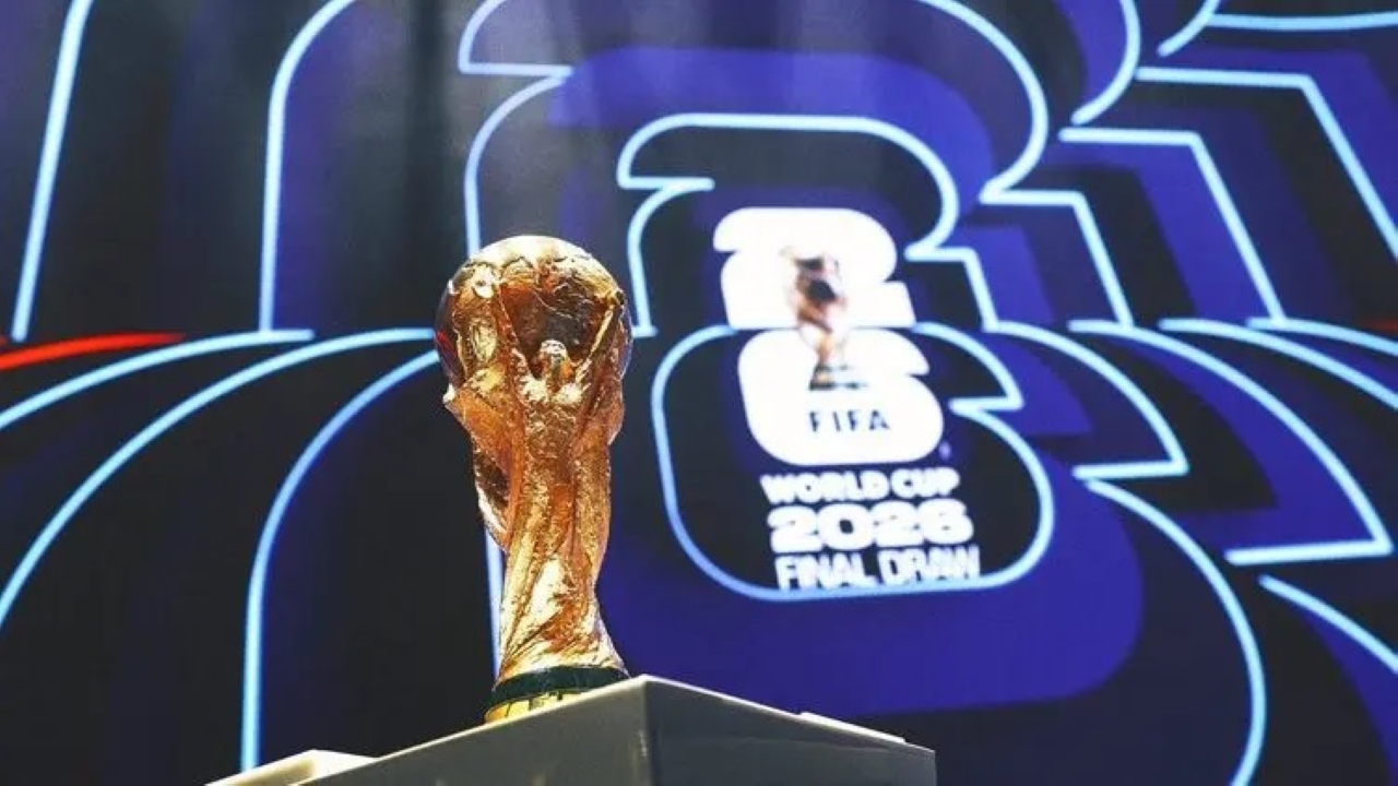 TERANCAM BATAL: Trofi Piala Dunia saat dipamerkan.