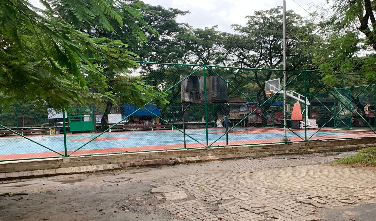 Lapangan basket di kawasan wisata Siring Patung Bekantan, Banjarmasin