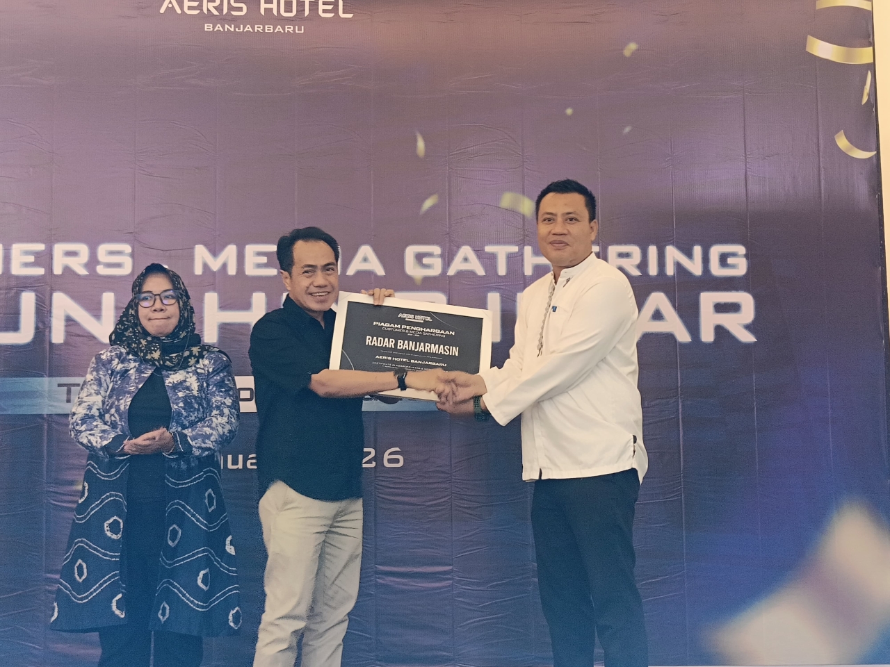 APRESIASI: Direktur Utama Radar Banjarmasin, H Suriansyah Achmad menerima piagam penghargaan Media Apresiasi dari General Manager Aeris Hotel Banjarbaru, Ariyadi (kanan) pada Rabu (28/7).