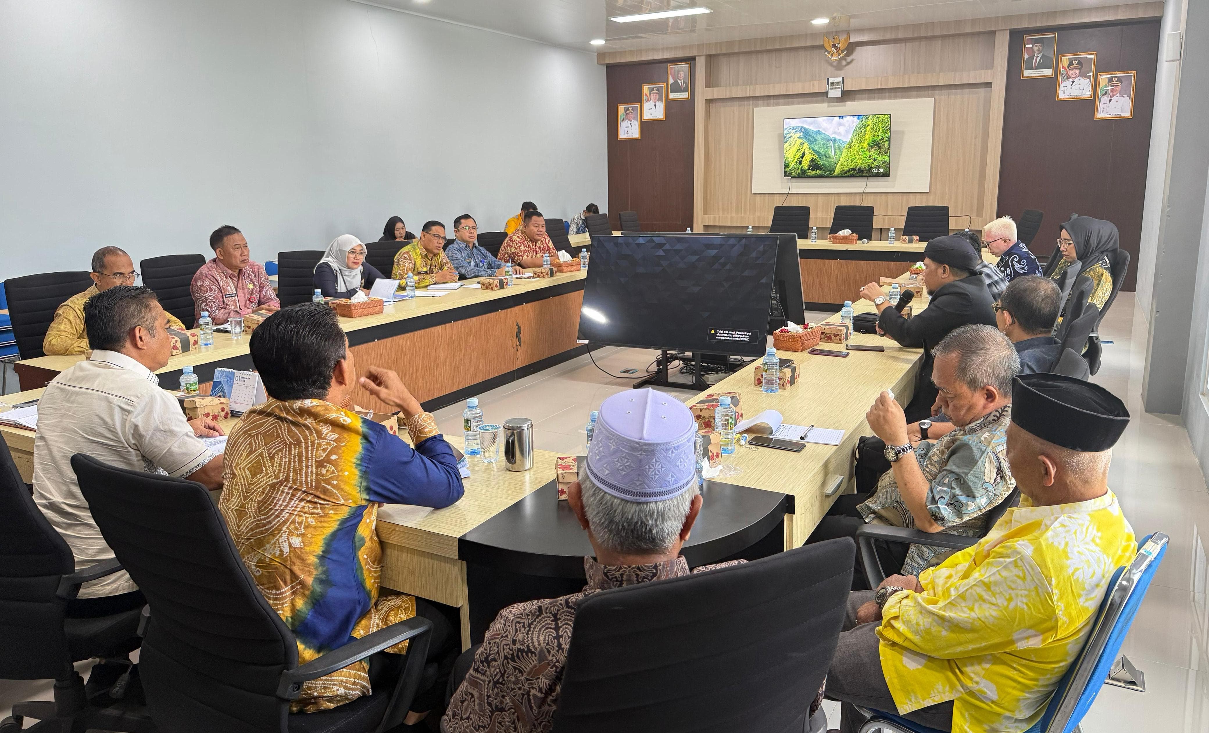 RAPAT: DPRD HSU gelar rapat terbatas terkait respons aksi demo terkait mekanisme rekrutmen tenaga satpam di RSUD Pambalah Batung, Kamis (29/1/2026).