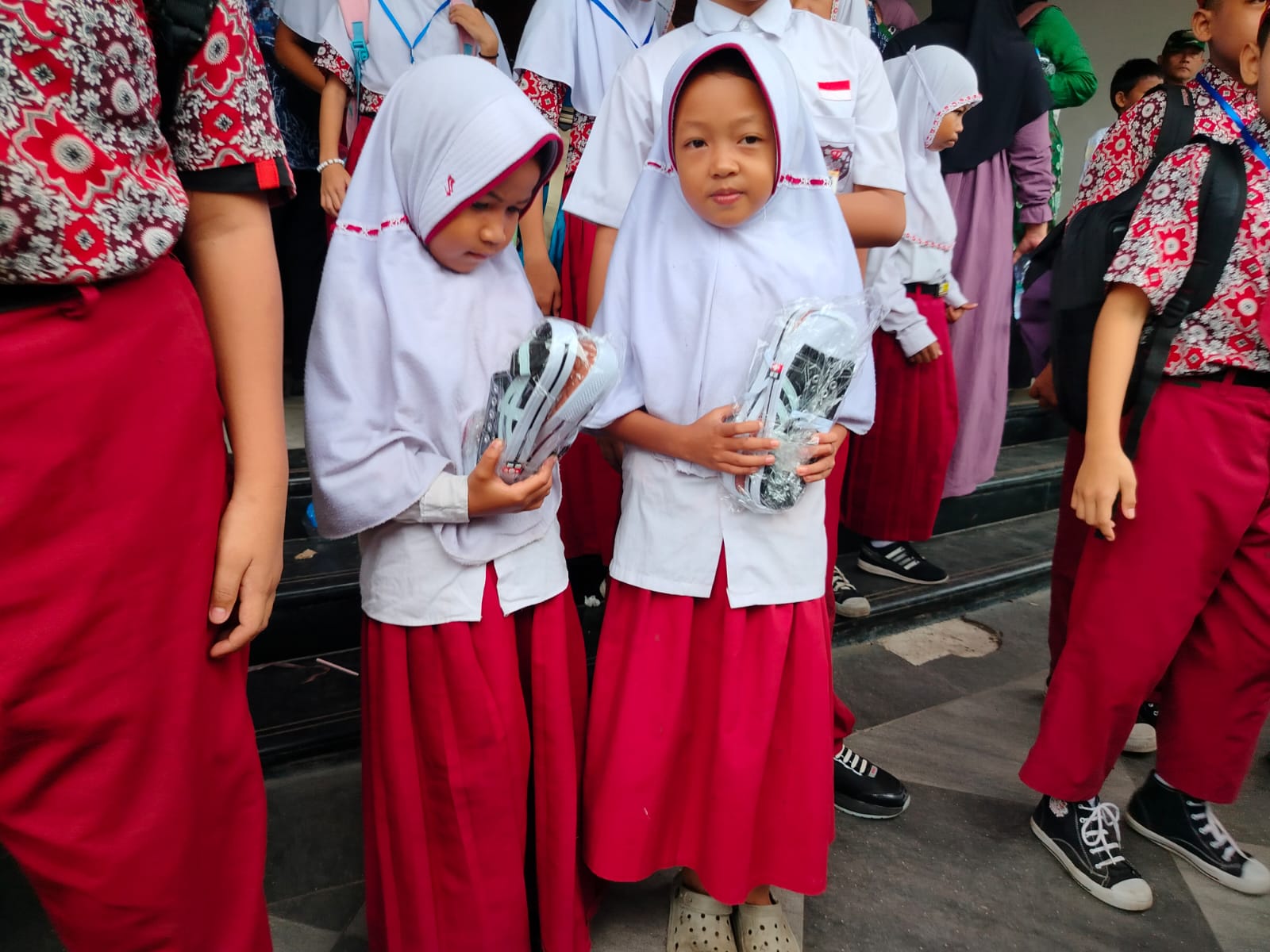 GEMBIRA: Amelia (kanan) menerima bantuan sepatu sekolah dari Korem 101/Antasari di Gedung Sultan Suriansyah, Banjarmasin.