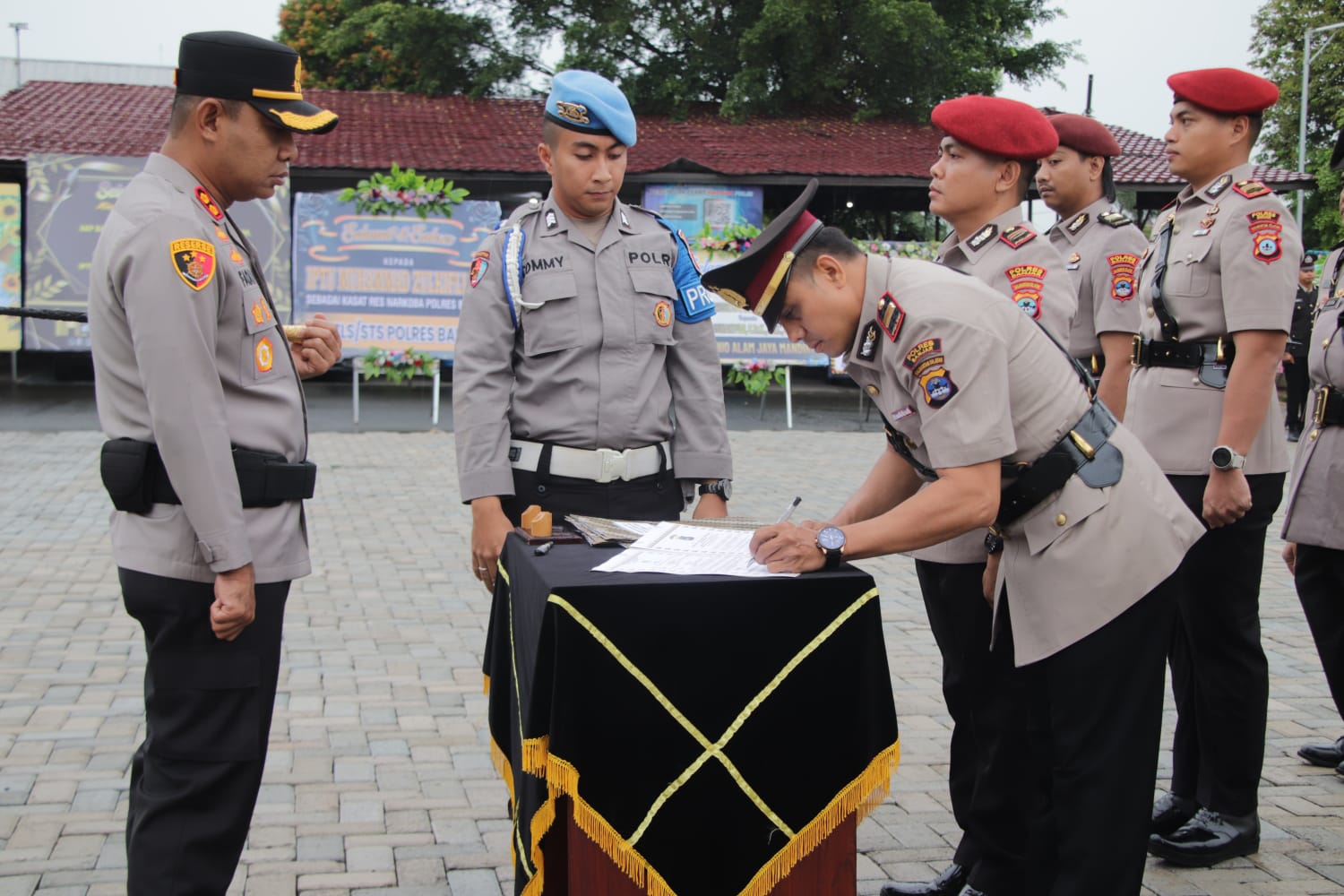 SERTIJAB: Kapolres Banjar AKBP Dr Fadli memimpin serah terima jabatan delapan pejabat utama dan kapolsek jajaran Polres Banjar di Mapolres Banjar, Kamis (29/1/2026). (POLRES BANJAR)