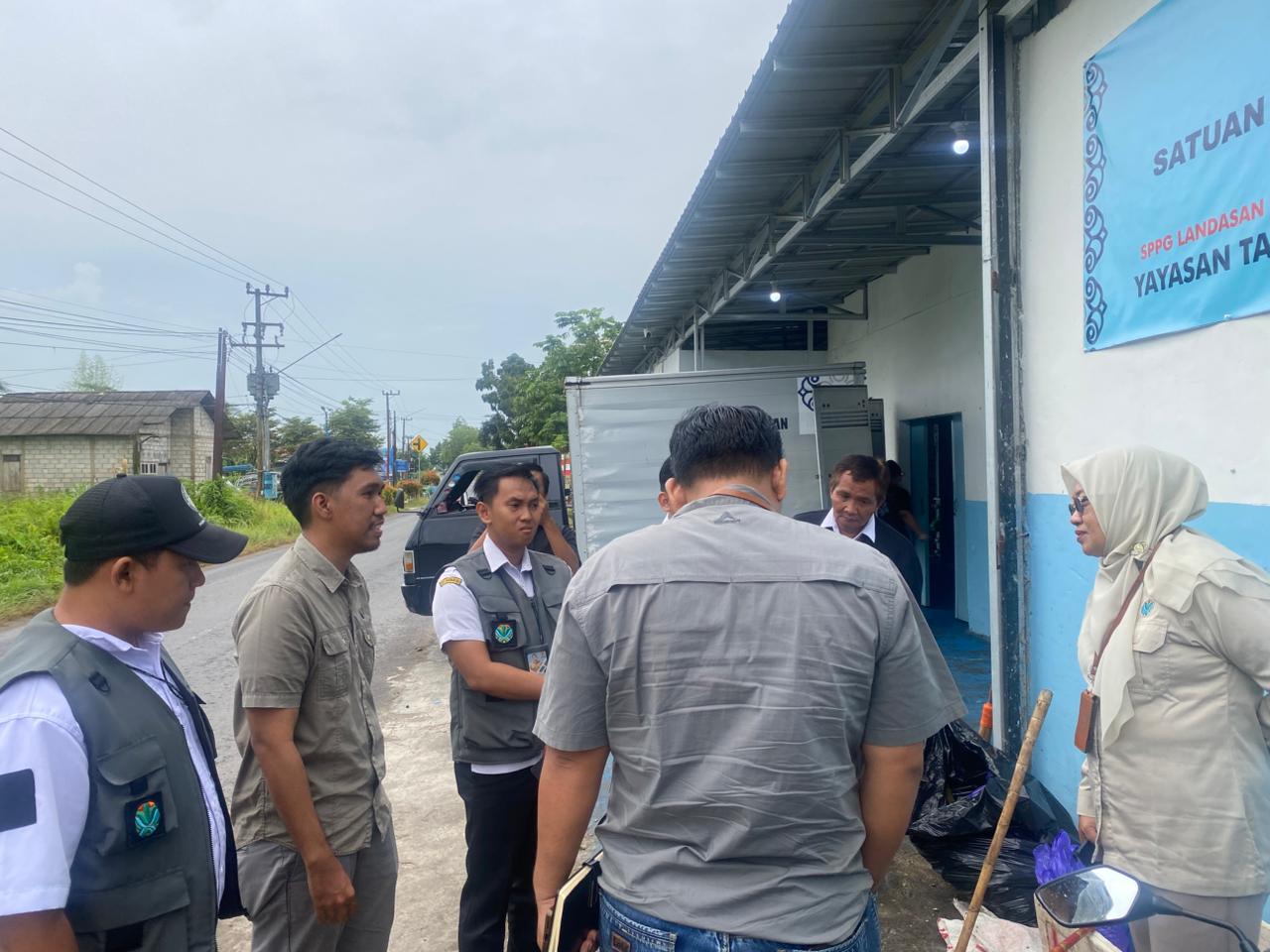 INSPEKSI: DLH Banjarbaru saat melakukan inspeksi ke SPPG Jalan Kurnia RW 3, Kelurahan Landasan Ulin Utara.